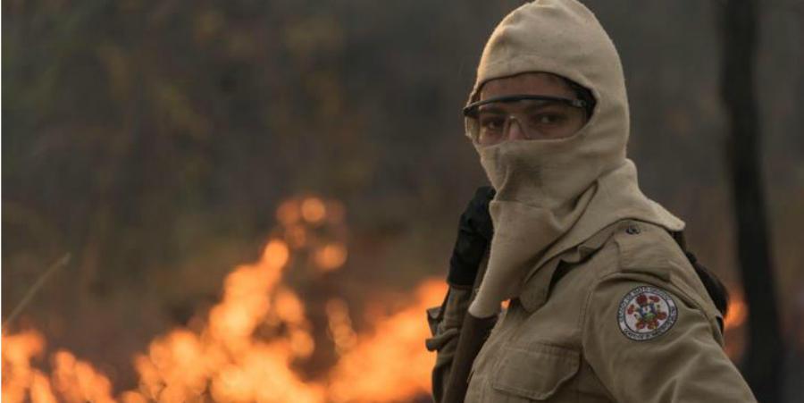 Κάτοικοι και πυροσβέστες δίνουν μάχη με τις πυρκαγιές που μαίνονται στον Αμαζόνιο